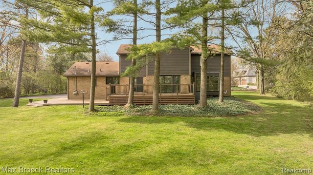 5240 Clarendon Crest Street, Bloomfield Hills, MI 48302