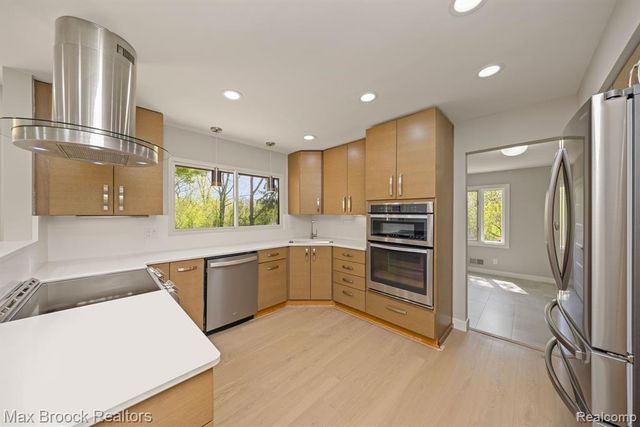 5240 Clarendon Crest Street, Bloomfield Hills, MI 48302