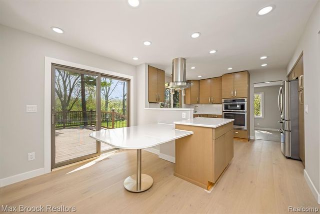 5240 Clarendon Crest Street, Bloomfield Hills, MI 48302