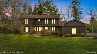 5240 Clarendon Crest Street, Bloomfield Hills, MI 48302
