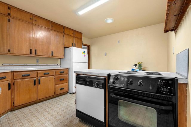 811 APPLETON ROAD, Menasha, WI 54952