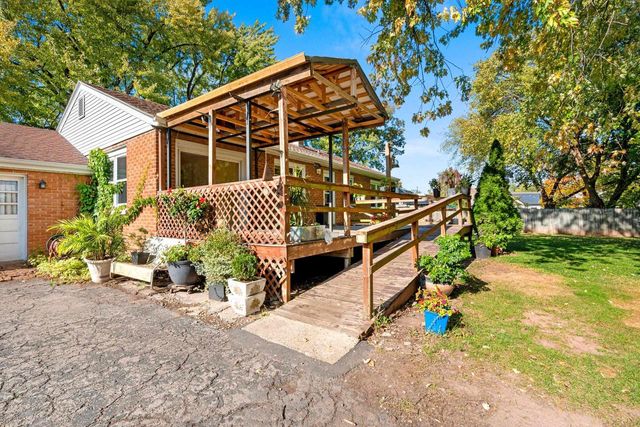 811 APPLETON ROAD, Menasha, WI 54952