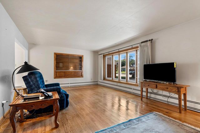 811 APPLETON ROAD, Menasha, WI 54952