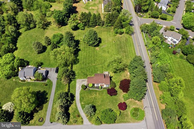 1 GLEN MEADOW DR, Glen Mills, PA 19342