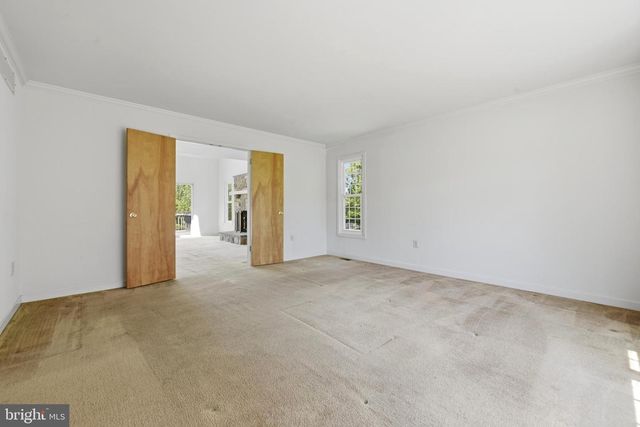 1 GLEN MEADOW DR, Glen Mills, PA 19342