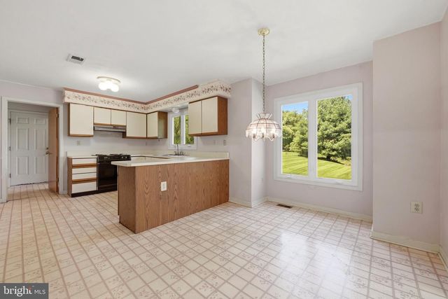 1 GLEN MEADOW DR, Glen Mills, PA 19342