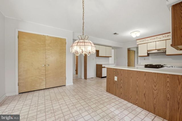 1 GLEN MEADOW DR, Glen Mills, PA 19342