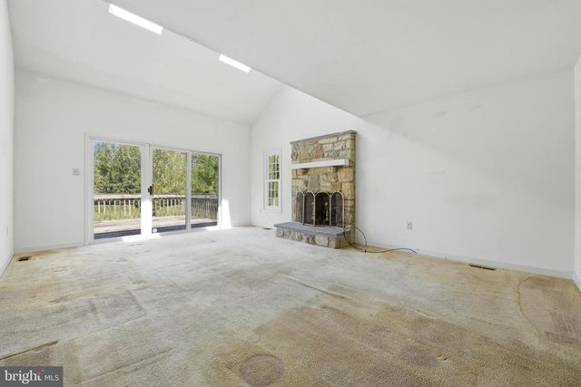 1 GLEN MEADOW DR, Glen Mills, PA 19342