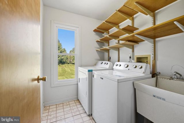 1 GLEN MEADOW DR, Glen Mills, PA 19342