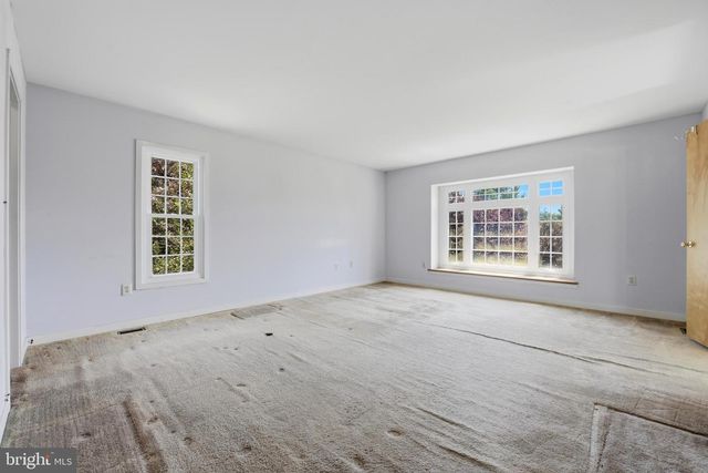 1 GLEN MEADOW DR, Glen Mills, PA 19342