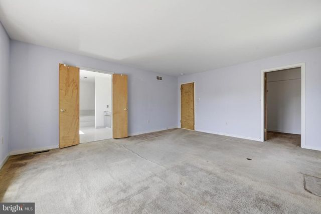 1 GLEN MEADOW DR, Glen Mills, PA 19342