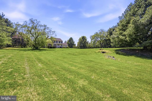 1 GLEN MEADOW DR, Glen Mills, PA 19342