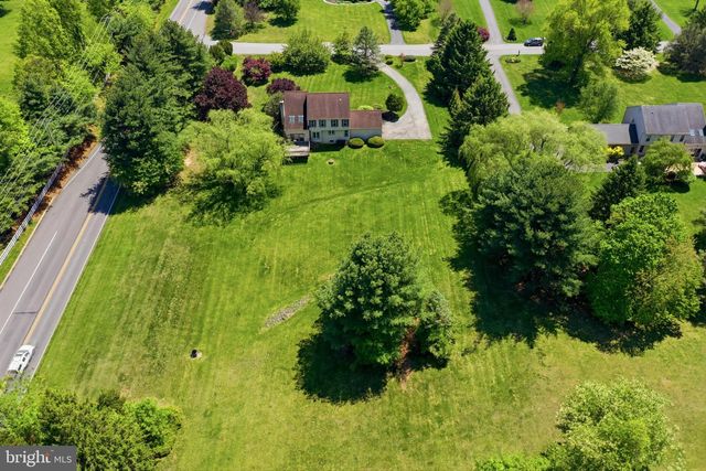 1 GLEN MEADOW DR, Glen Mills, PA 19342