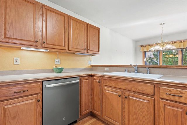 7084 S Fieldstone COURT, Franklin, WI 53132