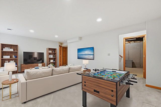 7084 S Fieldstone COURT, Franklin, WI 53132