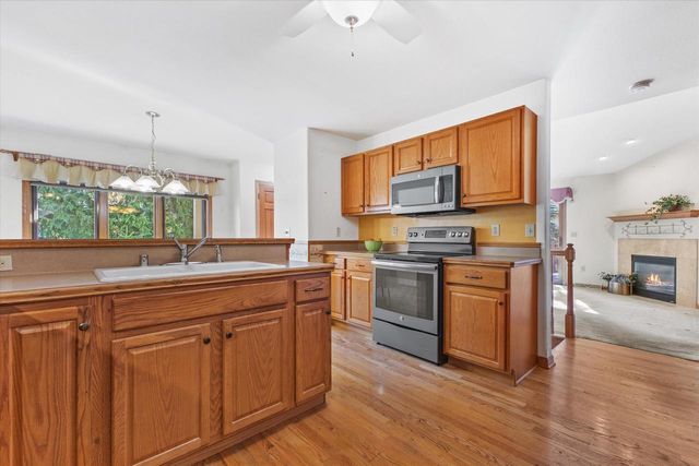 7084 S Fieldstone COURT, Franklin, WI 53132