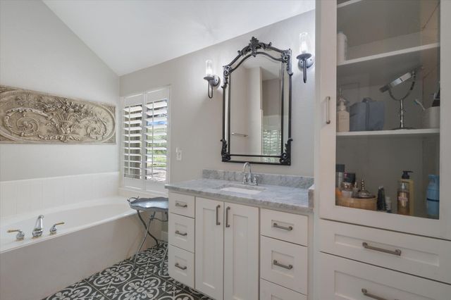 147 Long Wood Avenue Ave, Lakeway, TX 78734