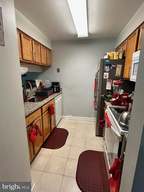 Image 3 of property listing at 1106 CASTLE HARBOUR WAY #2C, Glen Burnie, MD 21060