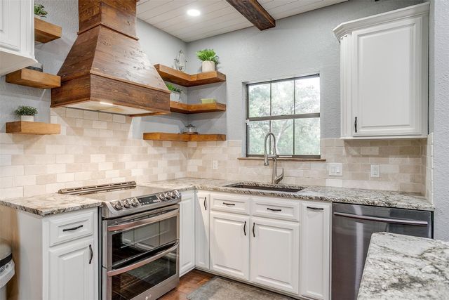 132 S Briaroaks Road, Burleson, TX 76028