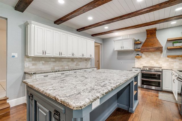 132 S Briaroaks Road, Burleson, TX 76028