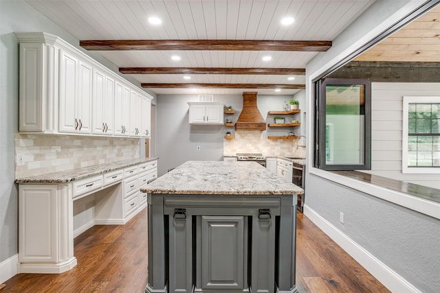 132 S Briaroaks Road, Burleson, TX 76028