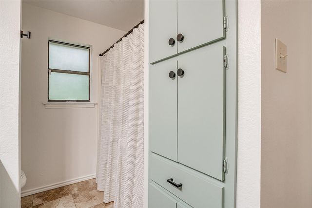 132 S Briaroaks Road, Burleson, TX 76028