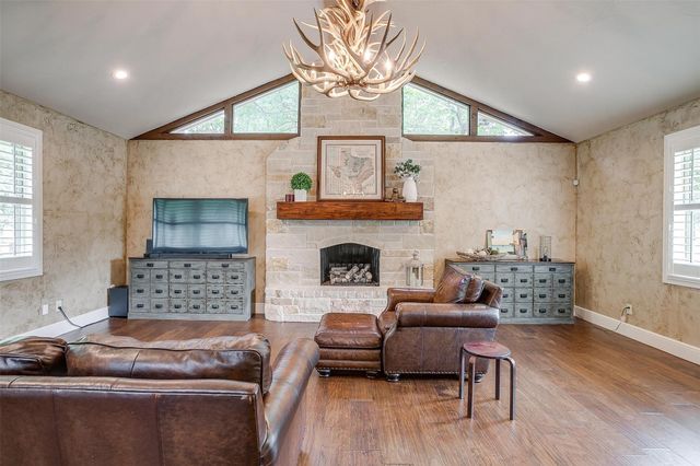 132 S Briaroaks Road, Burleson, TX 76028