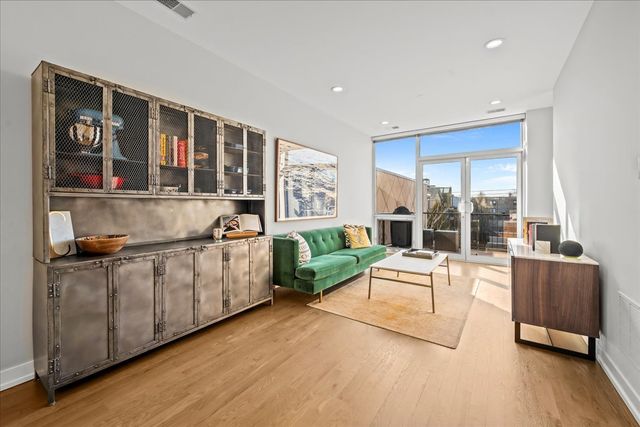 2910 N Sheffield Avenue 301, Chicago, IL 60657