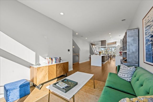 2910 N Sheffield Avenue 301, Chicago, IL 60657