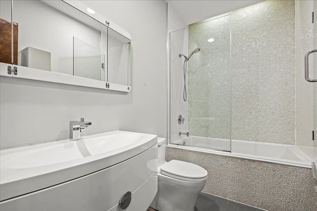 2910 N Sheffield Avenue 301, Chicago, IL 60657