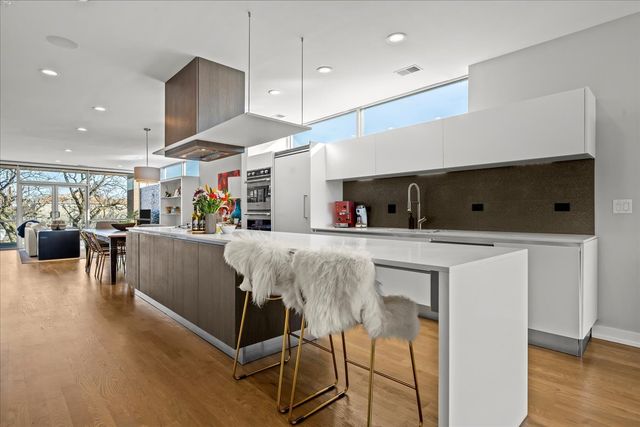 2910 N Sheffield Avenue 301, Chicago, IL 60657