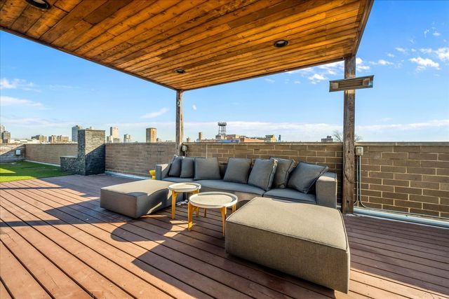 2910 N Sheffield Avenue 301, Chicago, IL 60657