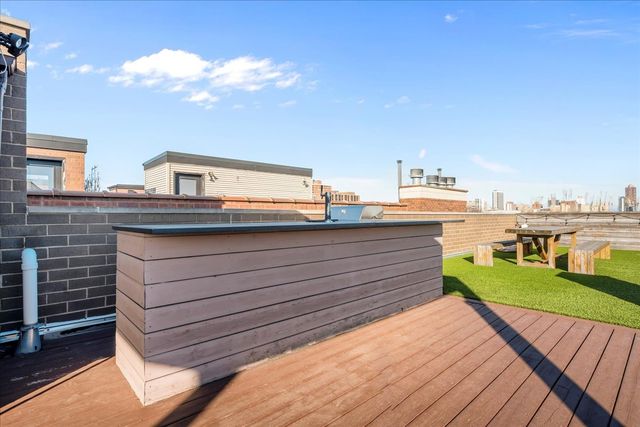 2910 N Sheffield Avenue 301, Chicago, IL 60657