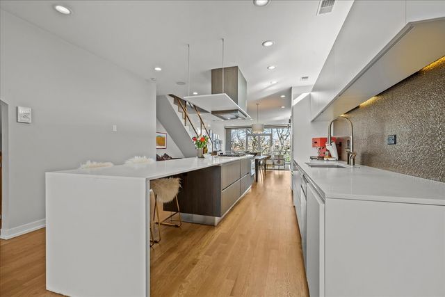 2910 N Sheffield Avenue 301, Chicago, IL 60657