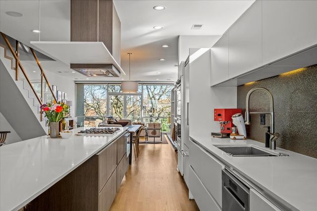 2910 N Sheffield Avenue 301, Chicago, IL 60657