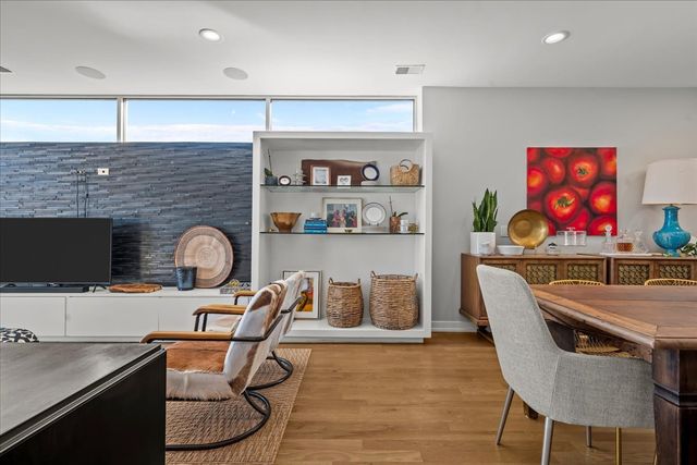 2910 N Sheffield Avenue 301, Chicago, IL 60657