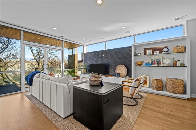 2910 N Sheffield Avenue 301, Chicago, IL 60657