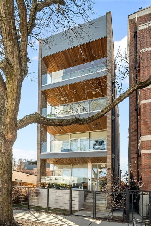 2910 N Sheffield Avenue 301, Chicago, IL 60657