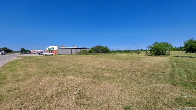 115 DIXON DR, Devine, TX 78016