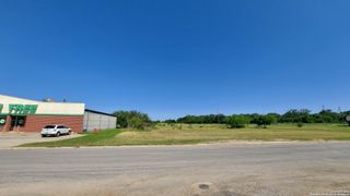 115 DIXON DR, Devine, TX 78016