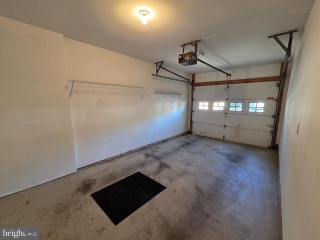 31 W VILLAGE RD, Newark, DE 19713