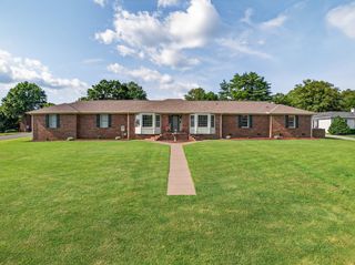 813 Manor Dr, Fayetteville, TN 37334