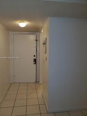 8635 NW 8th St 423, Miami, FL 33126