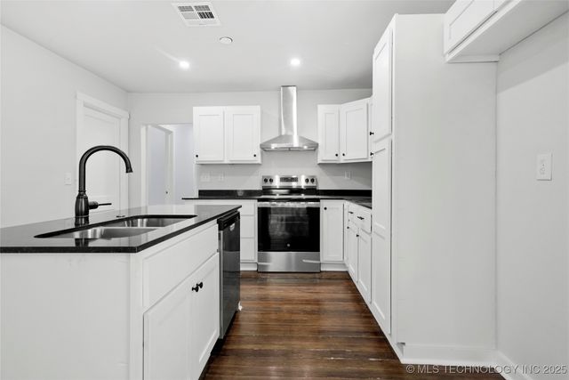 2052 E 12th Place, Tulsa, OK 74104