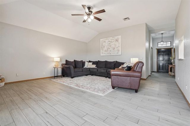 939 W Ridgehaven Way, Mustang, OK 73064