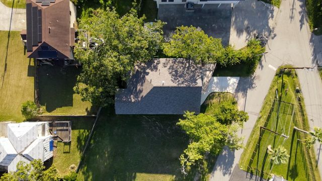 2113 Knollwood Street, Kemah, TX 77565