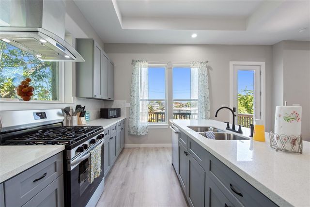 2113 Knollwood Street, Kemah, TX 77565