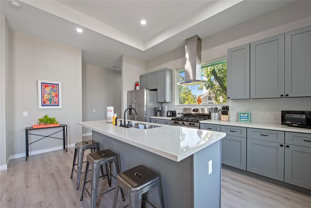 2113 Knollwood Street, Kemah, TX 77565