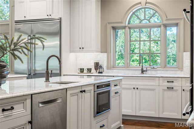 1103 Highland Pointe Drive, Town And Country, MO 63131