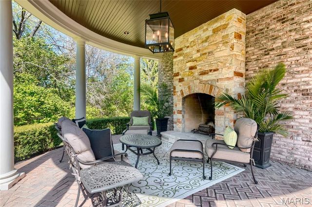 1103 Highland Pointe Drive, Town And Country, MO 63131